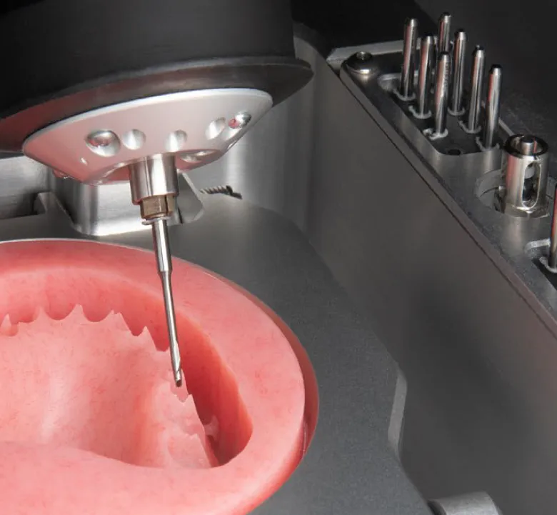 عملیات فرزکاری دقیق دندان با دستگاه K5 Plus مجهز به ابزارهای چندگانه و پشتیبانی از ساخت دنچر کامل و متریال سخت مانند CoCr